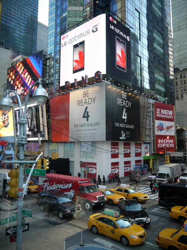 LG전자는 현지시각 13일부터 뉴욕 타임스퀘어에 위치한 광고판을 통해 ‘옵티머스 G’의 새 광고를 게시하고 있다. LG전자는 출시 후 호평이 지속되고 있는 옵티머스 G의 우수성을 강조하기 위해 새 광고를 준비했다.