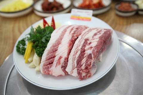 맛찬들 왕소금구이는 돼지고기를 14일 이상 냉장 숙성시켜 사용하고 있다.