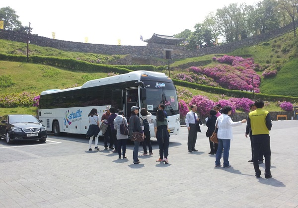  K-셔틀버스 사업의 본격적인 시행에 앞서 8일 사전답사를 위한 팸투어 참여자들이 공산성을 방문했다.
