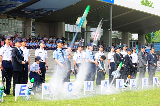 5월 25일(토) 충북 청원소재의 공군사관학교에서 열린 2013 Space Challenge 대회에서 성일환 공군참모총장을 비롯한 참석 내빈들이 물로켓 개시비행을 하고 있다.