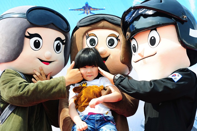 5월 25일(토) 충북 청원소재의 공군사관학교에서 열린 2013 Space Challenge 대회에서 대회 참가 어린이가 공군 마스코트들에게 둘러쌓여 사진을 촬영하고 있다.