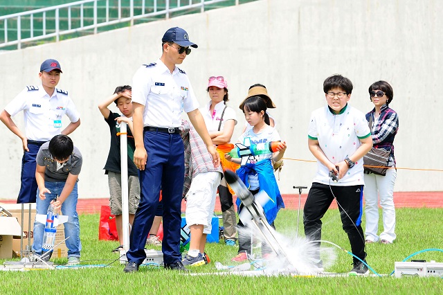 5월 25일(토) 충북 청원소재의 공군사관학교에서 열린 2013 Space Challenge 대회 물로켓 경기에서 참가학생이 물로켓 발사를 하고 있다.