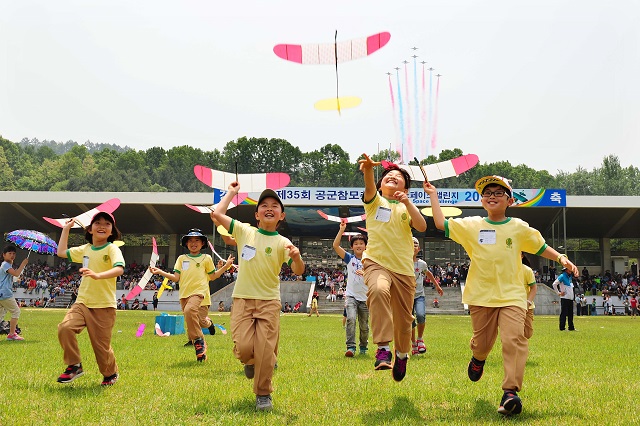 5월 25일(토) 충북 청원소재의 공군사관학교에서 열린 2013 Space Challenge 대회에서 블랙이글 축하비행 중 어린이들이 모형항공기를 날리고 있다.