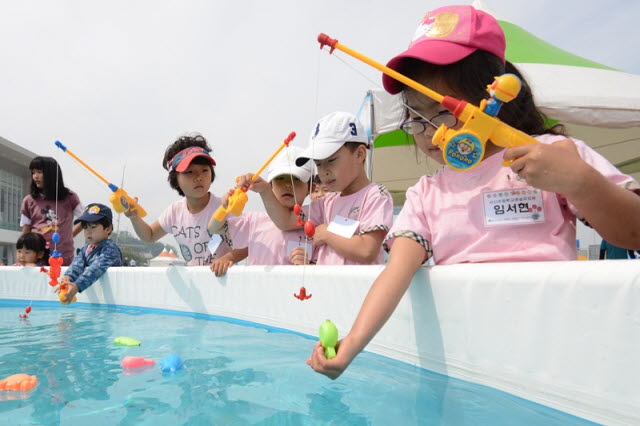 오는 6월 2일까지 경기도 화성시 전곡항에서 개최되는 ‘2013 코리아매치컵 세계요트대회 & 해양페스티벌’을 찾은 어린이들이 낚시 체험을 하며 즐거워하고 있다.