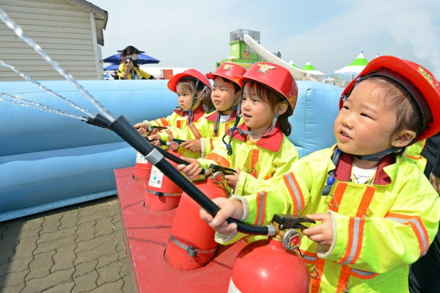 오는 6월 2일까지 경기도 화성시 전곡항에서 개최되는 ‘2013 코리아매치컵 세계요트대회 & 해양페스티벌’을 찾은 어린이들이 119안전체험 부스에서 소화기 사용법을 배우고 있다.