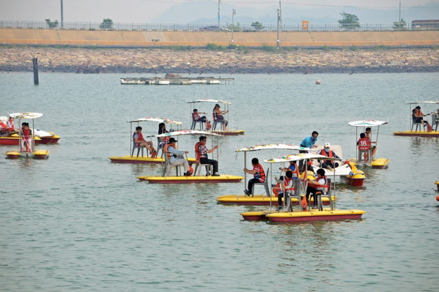 오는 6월 2일까지 경기도 화성시 전곡항에서 개최되는 ‘2013 코리아매치컵 세계요트대회 & 해양페스티벌’을 찾은 어린이와 청소년들이 바다에서 해양레저체험 프로그램 중 하나인 수상자전거를 타고 있다.