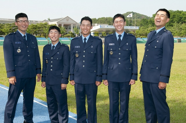사진 좌측부터 임재현, 안용모, 김종민, 주성재, 정성호 소위