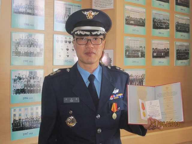 러시아 우주방공군대를 수석졸업 한 윤영호 공군중령(45세)이 졸업증서를 들고 있다.
