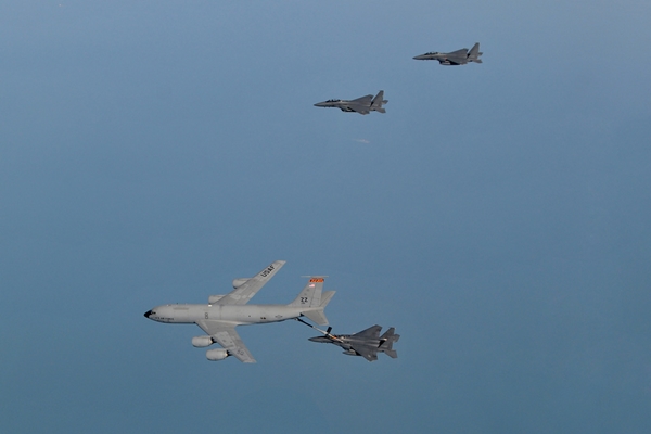 지난 3월, 우리 공군의 F-15K가 미 공군의 공중급유기 KC-135로부터 급유지원을 받고 있다.