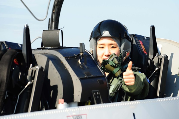 10월 25일(금) 제4기 국민조종사에 선발된 최진서(女, 만 26세, 간호사) 씨가 대한민국 공군의 국산 기본훈련기 KT-1 비행을 마치고 들어오고 있다
