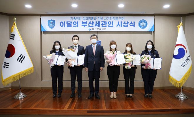         ▲ • 왼쪽부터 임수진, 박성민, 김윤정, 김화영, 이아름 관세행정관